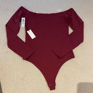 Babaton off-shoulder bodysuit - grapevine 🍇